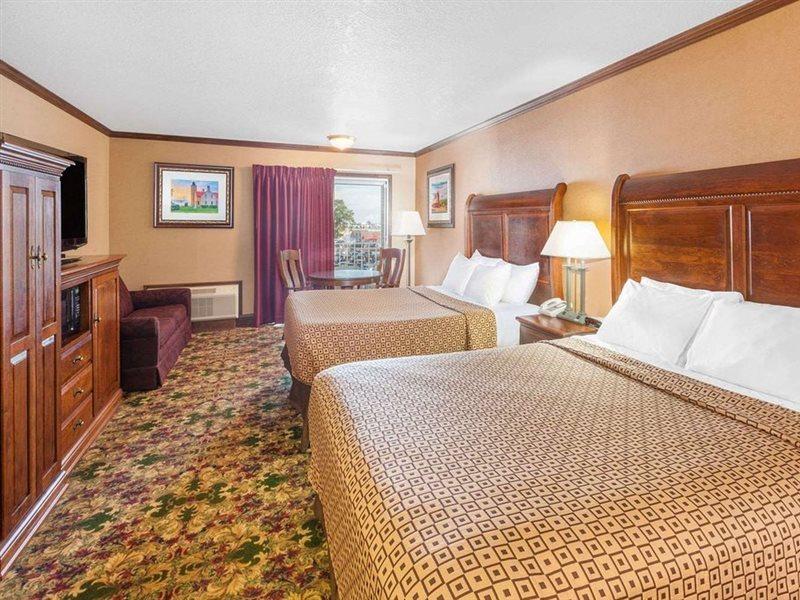 Ramada By Wyndham Mackinaw City Waterfront Εξωτερικό φωτογραφία