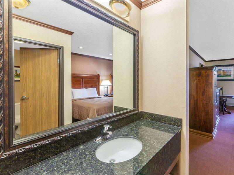 Ramada By Wyndham Mackinaw City Waterfront Εξωτερικό φωτογραφία