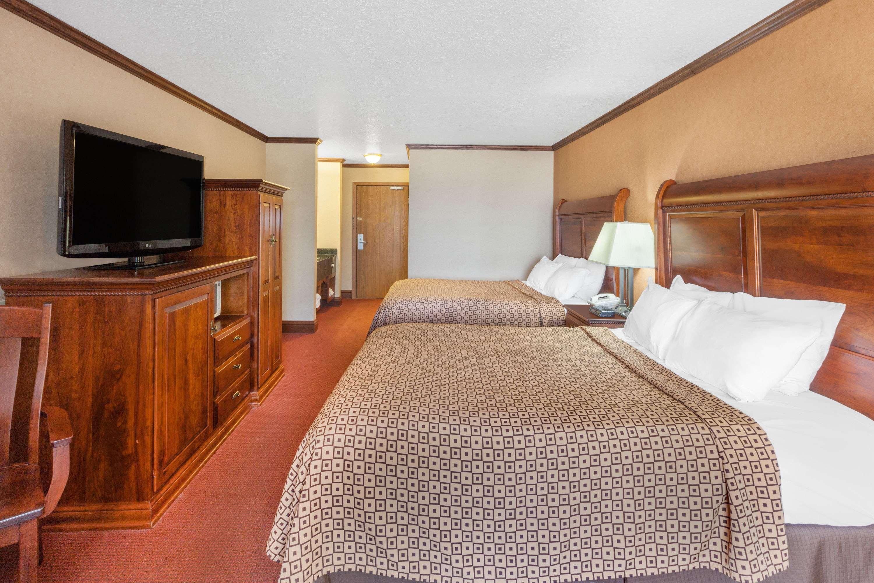 Ramada By Wyndham Mackinaw City Waterfront Εξωτερικό φωτογραφία