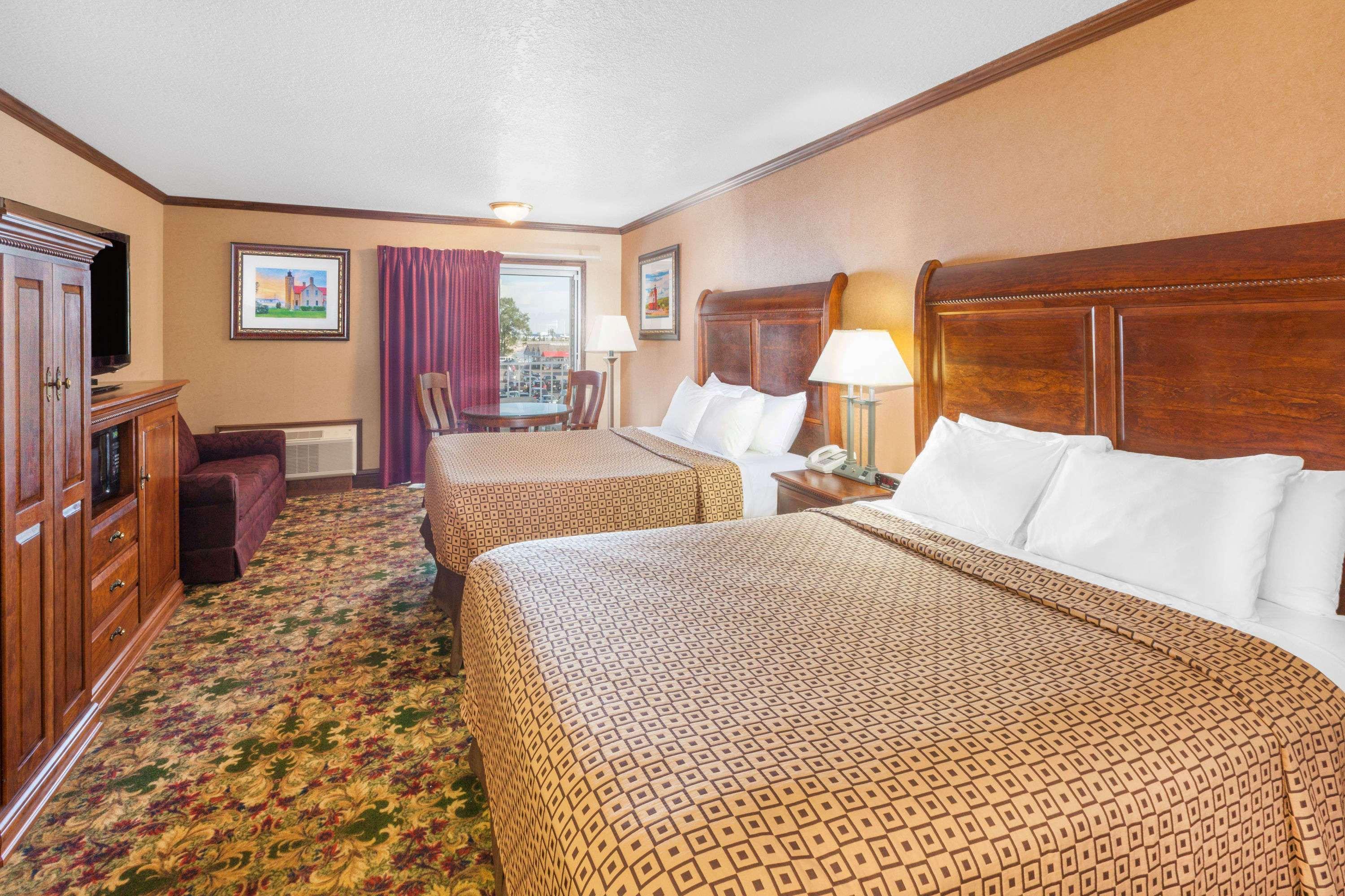 Ramada By Wyndham Mackinaw City Waterfront Εξωτερικό φωτογραφία