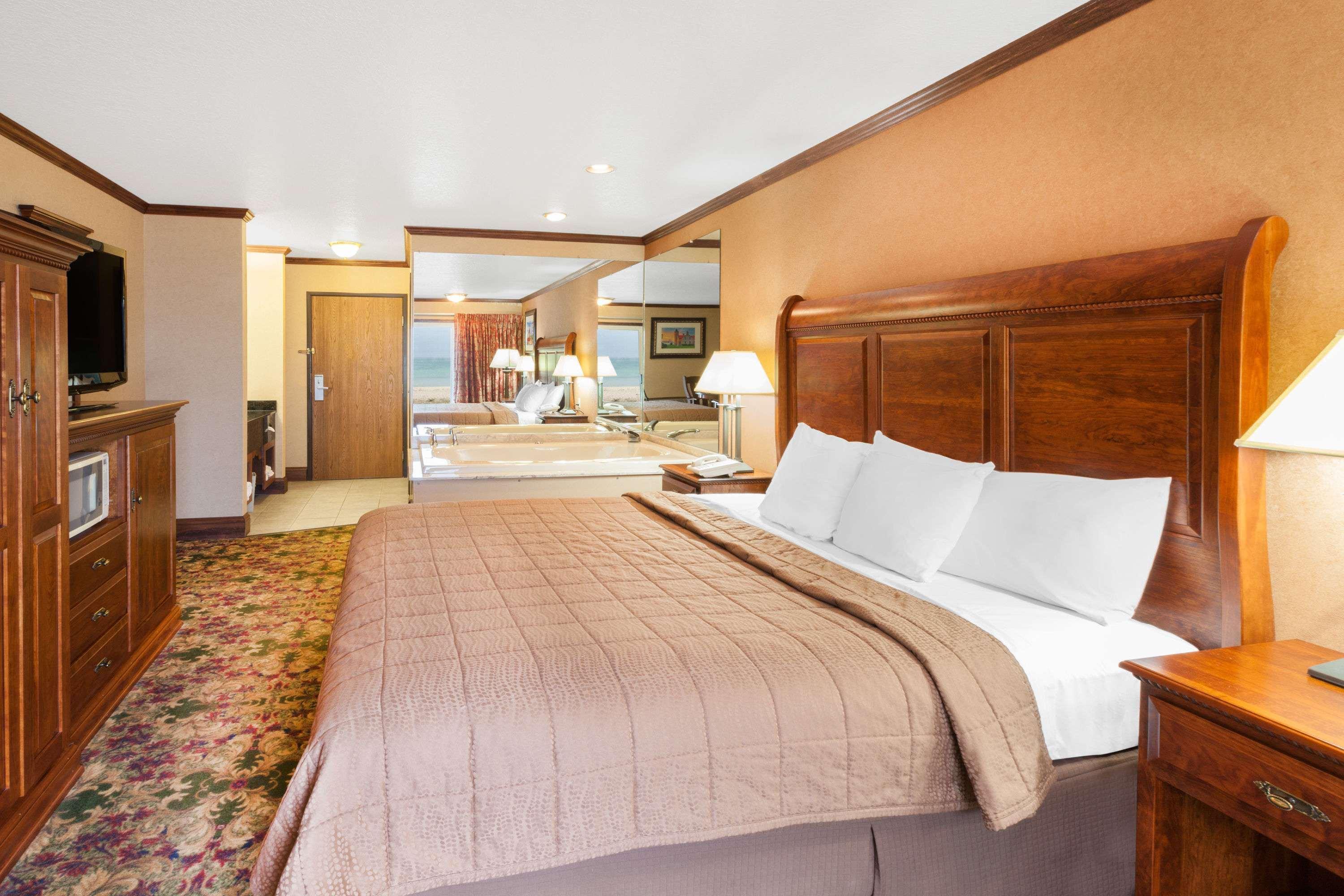 Ramada By Wyndham Mackinaw City Waterfront Εξωτερικό φωτογραφία