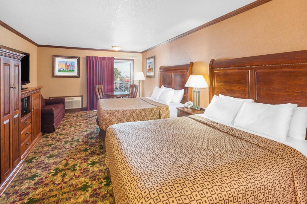 Ramada By Wyndham Mackinaw City Waterfront Εξωτερικό φωτογραφία